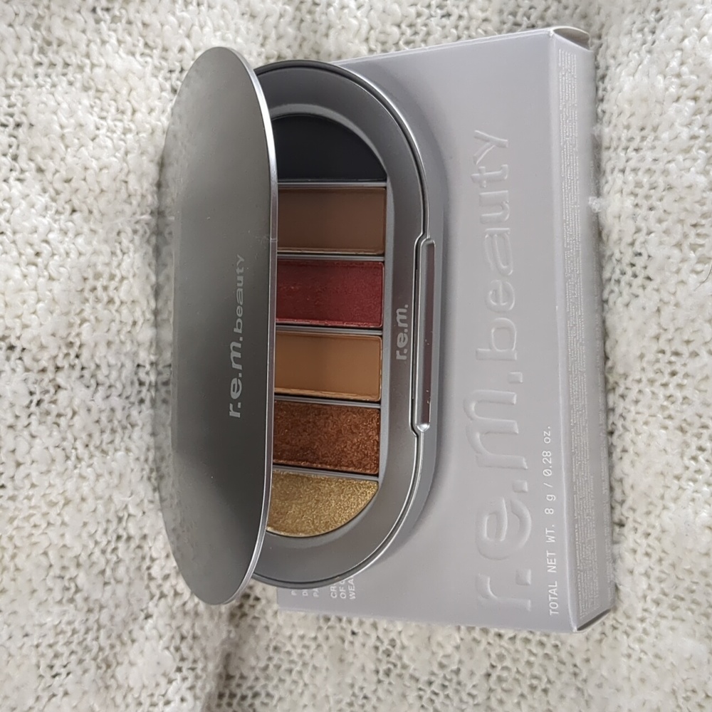 r.e.m. beauty eyeshadow palette in Midnight Shadows, 8g/0.28oz